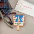 Detailansicht der festlichen Geschenkbox-Haarklammer mit roten und grünen Streifen - Blaue Schleife Geschenkbox Clip