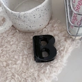 Eleganter schwarzer B-Haarclip aus Acetat auf minimalistischem Lifestyle-Hintergrund - Glänzend Schwarz Buchstabe B (ca. 5cm)