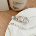 Dettaglio molletta per capelli effetto marmo con fiori 3D su piatto bianco - Clip Laterale Fiore Strass a Goccia / Marmo Rosa Verde