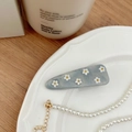 Dettaglio del fermaglio per capelli marmorizzato con piccoli fiori bianchi e perle - Clip Laterale Fiore Strass a Goccia / Blu Ghiaccio