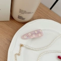 Dettaglio della clip per capelli in resina rosa con margherite e collana di perle - Clip Laterale Fiore Strass a Goccia / Rosa Iridescente
