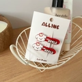 Detalle de dos pinzas para el cabello rojas de cachorro con texto Apple en tarjeta blanca - Set 2 Clips Rectangulares Huecos Perro Manzana
