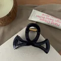Détail d'une pince à cheveux de 8,5 cm avec finition brillante et ressort en métal doré - 8.5cm / Bleu outremer