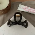 Vue détaillée de la pince à cheveux ambre foncé avec finition brillante et ressort doré - 8.5cm / Gris Foncé Brillant
