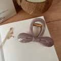 Détail d'une élégante pince à cheveux nœud de 8cm rose poudré avec ressort doré - Gris Pierre