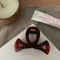 Détail d'une pince à cheveux écaille de tortue sur surface blanche avec décor cosy - 8.5cm / Écaille Brun Rougeâtre