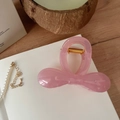 Détail de la pince à cheveux rose en résine avec ressort métallique doré brillant - Rose Gelée