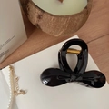 Vue détaillée d'une pince à cheveux noire de 8 cm avec ressort en métal doré pour femme - Chocolat