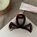 Détail de la pince à cheveux noeud de 8,5 cm avec motif écaille de tortue et ressort noir - 8.5cm / Écaille Brillante