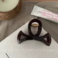 Détail d'une pince à cheveux nœud bordeaux élégante avec ressort en métal doré - 8.5cm / Rouge brun foncé