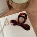 Détail d'une pince à cheveux de 8 cm en ambre foncé avec motif écaille de tortue - Écaille de Tortue Brillante