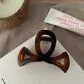 Vue détaillée d'une pince à cheveux en résine écaille de tortue avec design ajouré - 8.5cm / Écaille Matte