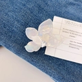 Irisierende weiße Acetat Blumen-Haarklammer mit Kristallzentrum auf Denim-Hintergrund - Weiß Meerjungfrau Strass Bougainvillea Klammer (6cm)