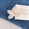 Rosafarbene schillernde Blumen-Haarklammer mit Kristallmitte auf Jeans-Hintergrund - Orangeweiß Meerjungfrau Strass Bougainvillea Klammer (6cm)