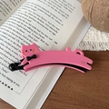 Vue détaillée d'une pince à cheveux banane rose en forme de chat avec petit nœud - Pince Banane Chat Strass / Pêche Rose