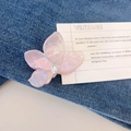 Rosafarbene Blumen-Haarklammer aus Acetat mit Kristallzentrum auf blauem Denim-Hintergrund - Blassrosa Strass Bougainvillea Klammer (6cm)