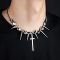 Collier croix punk argenté avec pointes métalliques et perles sur un mannequin - Style Pendentif Punk Croix et Pointes (L706-A)
