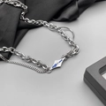 Collier multicouche en acier titane avec pendentif losange émaillé bleu et strass - Collier Lave Entrelacée