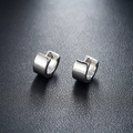 Paire de boucles d'oreilles créoles larges en argent poli sur fond cuir noir texturé - Argent