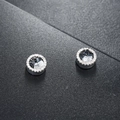 Zilveren magnetische oorbellen met zwart-witte kristallen en micro-ingelegde stenen - Ijskristal Magnetische Stijl