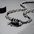 Collana punk da uomo in argento con gemma nera e piccolo ciondolo a forma di croce - Collana Stella Serpente (Nero)
