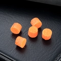 Nahaufnahme von fünf orangen zylindrischen Schwamm-Pads für Parfum-Anhängerketten - Orange