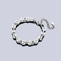 Dettaglio del bracciale a catena in smalto argento e bianco con chiusura a moschettone - Argento