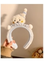 Dettaglio fascia in peluche con orsetto che indossa un cappello blu ricamato Lovely - Stile Foca Blu