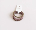 Vue détaillée de trois élastiques à cheveux en velours vert olive, rose et violet foncé - Rose & Vert