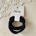 Nahtlose schwarze Haargummis mit hoher Elastizität auf minimalistischer Displaykarte - Schwarz