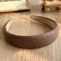 Détail du serre-tête tressé bohème marron avec doublure intérieure en velours beige - Bandeau Tressé En Rotin Et En Herbe Brun Foncé