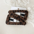 Dettaglio di due fermagli per capelli BB in peluche con stampa leopardata su card - Fermaglio Triangolo Grande