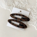 Dettaglio di due fermagli per capelli BB in peluche con stampa leopardata su carta - Fermaglio ovale