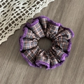 Detail eines großen karierten Haargummis mit lila Chenille-Rand auf einer Holzfläche - Typ A Einlagig Lila (10cm)