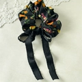 Détail d'un chouchou floral noir avec de longs rubans et des motifs de fleurs - Noir Nœud