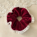 Primer plano de un coletero retro de terciopelo burdeos con borde de encaje blanco fino - Coletero Rojo Encaje Plisado