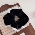 Primer plano detallado de un coletero de terciopelo negro con borde de encaje blanco plisado - Coletero Negro Encaje Plisado