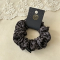Dettaglio dell'elastico per capelli leopardato in pelle scamosciata con pizzo decorativo - Leopardo Grigio