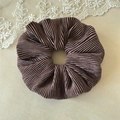 Dettaglio dell'elastico scrunchie in velluto bronzo con texture a pieghe lucide - Ispessito / Marrone