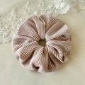 Texture détaillée du chouchou en velours rose poudré avec design plissé vertical - Velours Plissé Rose