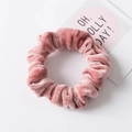 Dettaglio di un elastico per capelli in velluto rosa con design elastico e lucido - Rosa