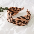 Dettaglio del cerchietto largo con stampa leopardata, texture satinata e nodo incrociato - Leopardo Rosa