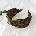 Dettaglio fascia per capelli leopardata verde oliva con nodo e trama in raso - Leopardo verde