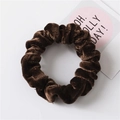Elastico per capelli in velluto marrone scuro con morbida texture e design a pieghe - Marrone