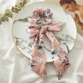 Dettaglio dell'elastico per capelli con fiocco floreale rosa e nastri lunghi - Rosa Floreale