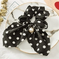 Polka-Dot-Haargummi aus Satin mit großer Perle auf einem Marmortablett präsentiert - Große Punkte Schwarz