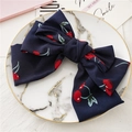 Detail van marineblauwe chiffon strik haarklem met een levendig rood kersenpatroon - Kersen Marineblauw