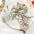 Vue détaillée du chouchou en satin avec ruban de soie, pendentif perle et motif chaîne - Chaîne Blanche