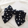 Détail du nœud papillon en mousseline bleu marine à pois blancs sur fond blanc épuré - Bleu Marine à Pois