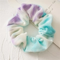 Vue détaillée d'un chouchou en velours tie-dye avec texture dégradée violette et bleue - Tie-dye Clair